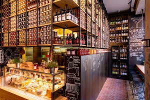 Tanti prodotti tipici, tanti vini.In Sicilia la diversificazione è la regola:ogni angolo un vino,una specialità...