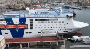 La suprema con la nuova scritta. GNV non manca di gratificare Palermo sulle cui banchine sbarca da anni turisti ,passeggeri e mezzi su "gommato" con la formula ro-pax, roll-passengers.