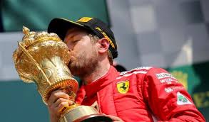 Vettel bacia il trofeo.