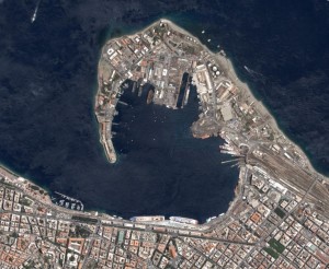 La falce naturale che protegge il porto di Messina - oggi solo il cuore - è una penisola dalla strana forma che rese famosa la città sin dagli albori della storia. Perciò venne chiamata Zancle, appunto: Falce in greco.