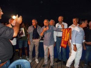 Il presidente della LN Castellammare mostra compiaciuto il gonfalone di Venezia offertogli dagli ospiti veneziani,dichiarandola propria emozione.
