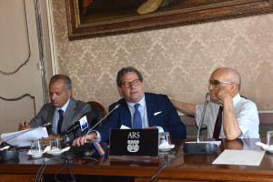 Un momento della conferenza che ha preceduto la consegna del ventaglio. Da sx: