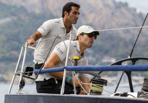 Edoardo Bonanno, in primo piano al timone con Giuseppe Angilella a bordo di Aphrodite, prima siciliana in classifica.