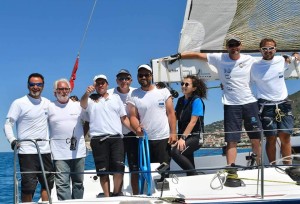 Donnarosa della Lega Navale Palermo c. L'equipaggio saluta prima della partenza.