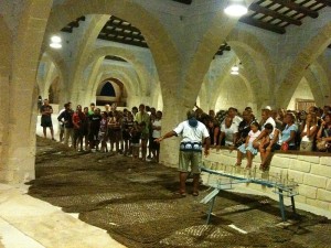 Cataldo intrattiene i visitatori nel museo della tonnara