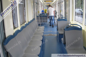 Un'immagine non certo rara: il tram a Palermo viaggia vuoto. Un'altra grande passività per la già disastrata Amat.