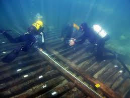 I lavori di recupero in fondo al mare:il valore del reperto li ha resi opportuni. Non sempre si procede, oggi, in tal senso a causa dell'abbondanza presente in Italia già nei magazzini dei musei...