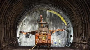 La TAV procede spedita in galleria: non unisce Torino e Lione, ma il cuore dell'Italia, con Milano, Bologna, Genova e la stessa Roma con il cuore dell'Europa ...che cresce. La ferrovia esistente è quella progettata da Camillo Cavour...