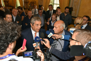 Cuffaro circondato da cronisti e fotografi. Nella sala gremita ha riscosso alla fine uno stand by.