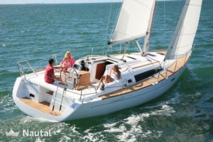 Beneteau produce barche di ogni grandezza: questa si presta per un uso personale o familiare ma anche e per il noleggio. E' considerata una barca per tutti. Ma si fa sempre per dire... Gli "armatori" sono di solito, almeno, professionisti benestanti o piccoli imprenditori. Ed hanno anche del tempo..