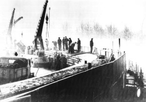 L'espressione "cortina di ferro" sembra concretizzarsi quando è necessario costruire un muro per evitare fughe dalla Germania comunista. 