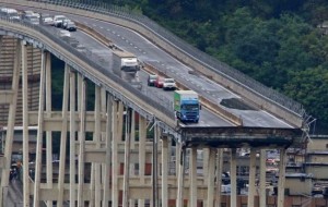 Ma questa è vera. una scena da film. Le prime macchine che son riuscite a salvarsi sul trafficatissimo ponte. Il traffico - come fu a lungo sulla PA-CT - non trova attualmente un decente by pass.