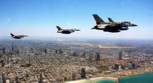 Una squadriglia di caccia israeliani bombarda Mezzeh in Siria