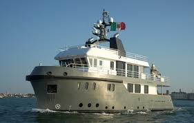 Una"navetta":bella non è,ma certamente abitabile e "risparmiosa" rispetto ai fast yacht plananti che consumano ettolitri di gasolio. E'anche stabile, mal'uomo moderno vuole anche correre e "stupire" con una linea avveniristica...