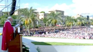 Per il Papa puntualmente, un pubblico più che da stadio.