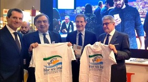 Giovanni Tumbiolo(a sx) ha partecipato alla organizzazione 2018. Eccolo alla Bit (MI) con il Presidente Musumeci.