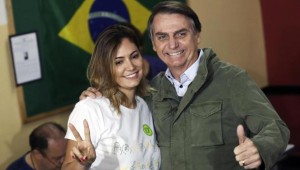 Bolsonaro con la moglie che gli ha dato 5 figli.
