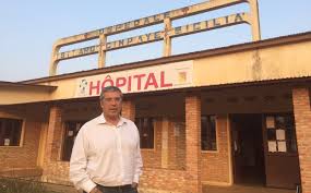Cuffaro davanti all'Ospedale siciliano.