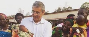 Cuffaro regge in braccio uno dei piccoli ospiti.