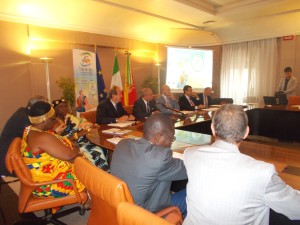 Un momento della presentazione. In primo piano di spalle la delegazione del Burkina Faso