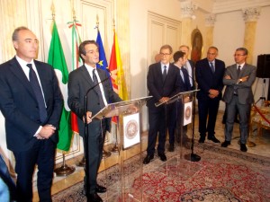Un momento dei"discorsi". Musumeci e Fontana parlano da due inusuali (al palazzo) leggii in parallelo: i cronisti commentano, definendoli ...all'americana.