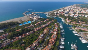 Una foto che mostra come il villaggio residenziale si addentra presso le darsene che sembrano pensate come una moderna Venezia.