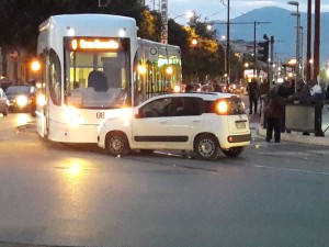 Anche nelle grandi città con spazi maggiori l'incidente del tram è in qgguato. Peggio: intyralicia di continuo.