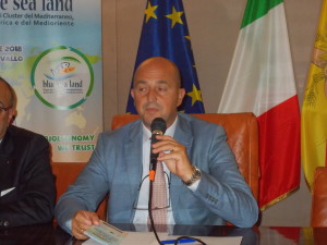 L'assessore Mimmo Turano è sembrato molto coinvolto dal rilievo dell'evento mazarese,ma anche Edy Bandiera, che guida agricoltura e pesca,ha affermato di esser giunto a bella posta da Siracusa per non mancare alla presentazione...