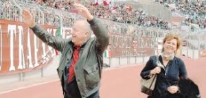 Vittorio Morace e signora acclamati dalla folla dei tifosi del Trapani allo stadio. Ha fondato una fabbrica di aliscafi e battelli veloci per trasporto di persone sul mare, assente in Sicilia dopo la chiusura di Rodriguez: incriminato.