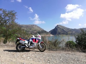 Alla propria moto il motociclista affida corpo e anima...