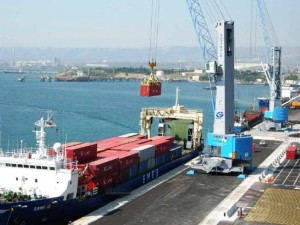Una porta container nel porto di Augusta. Non è un gigante, ma ...arriveranno nonostante gli ostacoli. Il ponte sullo stretto sarebbe un passo decisivo. L'autostrada è già buona. La ferrovia da rifare fino a Messina.