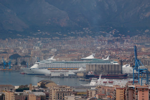 Il porto di Palermo,per conformazione e posizione rispetto alle più frequenti perturbazioni consente l'accesso grandi navi. Si sta di cercando di renderne la manovra più facile sgombrando l'area: purtroppo il conflitto è con il cantiere che "potrebbe" dar forza all'area portuale fra la diga portuale e la diga esterna (detta appunto del Cantiere).