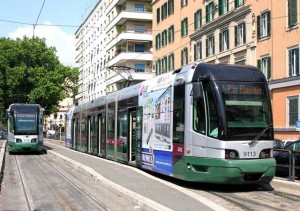 Tram ferroviario a Vigna Clara (Roma): nelle grandi città i piani regolatori hanno previsto corsie speciali. Ma anche queste vengono rese libere all'uso di bici e motociclette...