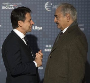 L'incontro fra Conte e Haftar nella foto ufficiale (ANSA): pare che Haftar abbia definito il premier Conte "un amico affidabile". Haftar era un generale di Gheddafi, tanto valido da suscitarne la gelosia... Quando la meteora del Muammar precipitò, Haftar contribuì alla sua fine. Non può dirsi, però, che la grande Libia abbia ritrovato il suo "ago della bilancia"