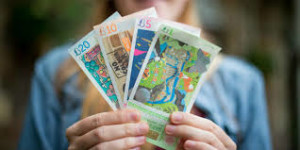La soluzione c'è: Bristo Pound, moneta alternativa inglese.Basta avere la "determinazione". Anche incentivando la moneta virtuale "card" dovrebbero ottenere dei risultati: incrementare la funzione del denaro incentivando il credito più spicciolo è certamente come aumentarne la quantità. Sono espedienti inflattivi che l'UE non vuole ma quanta crescita ha provocato l'UE?