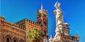 Un'altro scorcio della grande cattedrale palermitana .Sotto il campanile, un motto ammonisce: "operibus credite", credete alle opere (ai fatti non alle parole).