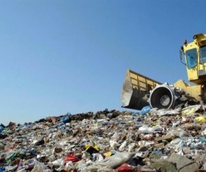 Discariche e bulldozer in azione: la sola vera alternativa ai termovalorizzatori. Alimentano il malaffare, i guadagni illeciti, ed emette radiazioni nucleari. Queste "sul serio".La differenziata non riuscirà "mai" a smaltire la crescente produzione di rifiuti ma solo la "sopravvivenza" di tutto ciò. Con grandi vantaggi per le mafie.