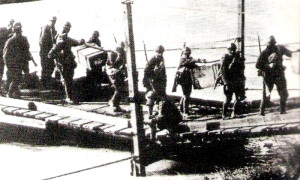 Un ponte di barche: l'abilità di un esercito e la tecnologia raggiunta si valutano anche da queste opere.