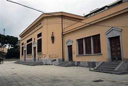 Ci si vergogna a dirlo ma la "gloriosa2 palestra Gallidoro, poco più grande - dentro - del campo di basket su per decenni la sola palestra a Palermo, Anni passarono anche per la piscina. Il "Palazzatto" sembrò un miracolo, ma -amche lì - il maltempo fece danni mai più riparati. Se mai si grida "vergogna!" gridarlo per lo sport a Palermo è d'obbligo!