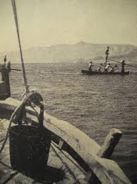 Nei "Luntri" le barche dello Stretto che pescavano lo spada (prima delle grandi Feluche) remavano anche le donne. Mogli e mamme dei vecchi pescatori confezionavano le vele.