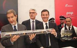 Musumeci con i vertici di Trenitalia l'amministratore delegato Orazio Iacono e il Presidente Tiziano Onesti, mostra compiaciuto il modellino del Pop.