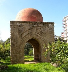 La piccola Cuba o Cubola è stata "visitabile" all'interno dell'antica Napoli. Come la Cuba si trova lungo il corso Calatafimi ma un po'ì distante e dalla parte opposta.