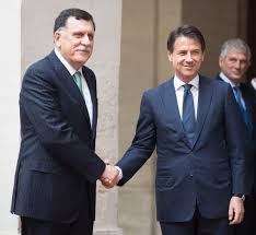 Anche l'Italia sbarca in Libia,ma stringe solo la mano di Al Serraj, il"buono" incaricato dall'Onu (lo sbarcò a Tripoli in gommone)...
