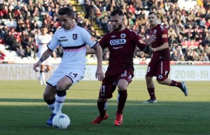 Un momento della partita: in azione il terzino del Palermo Alessandro Salvi.
