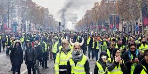 Gli Champs Elisées trasformati in un campo di battaglia. I francesi vorrebbero occupare di nuovo le Tulieries ola la Bastiglia, se ci fosse ancora... C'è chi teme che l'Italia li imiti se dovessero aumentare i carburanti o le imposte dirette.
