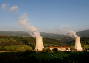 Geotermia Enel in Italia. E' chiaro anche dalla foto che venga fuori solo il vapore che muove le turbine dei generatori.Il resto delle emissioni appartengono ai ritmi di madre natura e non subiscono variazioni.