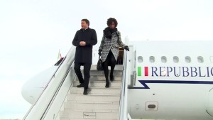 Renzi e signora scendono in Nevada dall'aereo presidenziale per l'inaugurazione della centrale geotermica costruita da ingegneri e maestranze italiane.