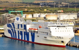 Una grande Ro-Pax (gommato e passeggeri) al'ormeggio a Termini Imerese. Arrivi dek genere provengono già da porti come Voltri, Civitavecchia, Salerno...