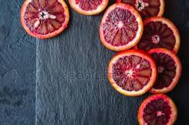 Sul mercato tedesco non si credeva alla genuina naturalezza di arance così rosse (sanguigne o sanguinelle), per cui anni or sono si invitò una commissionedallaGermania per verificare la traltà di taleproduzione.