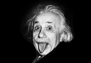 Einstein nella famosa foto in cui fa le boccacce al fotografo.